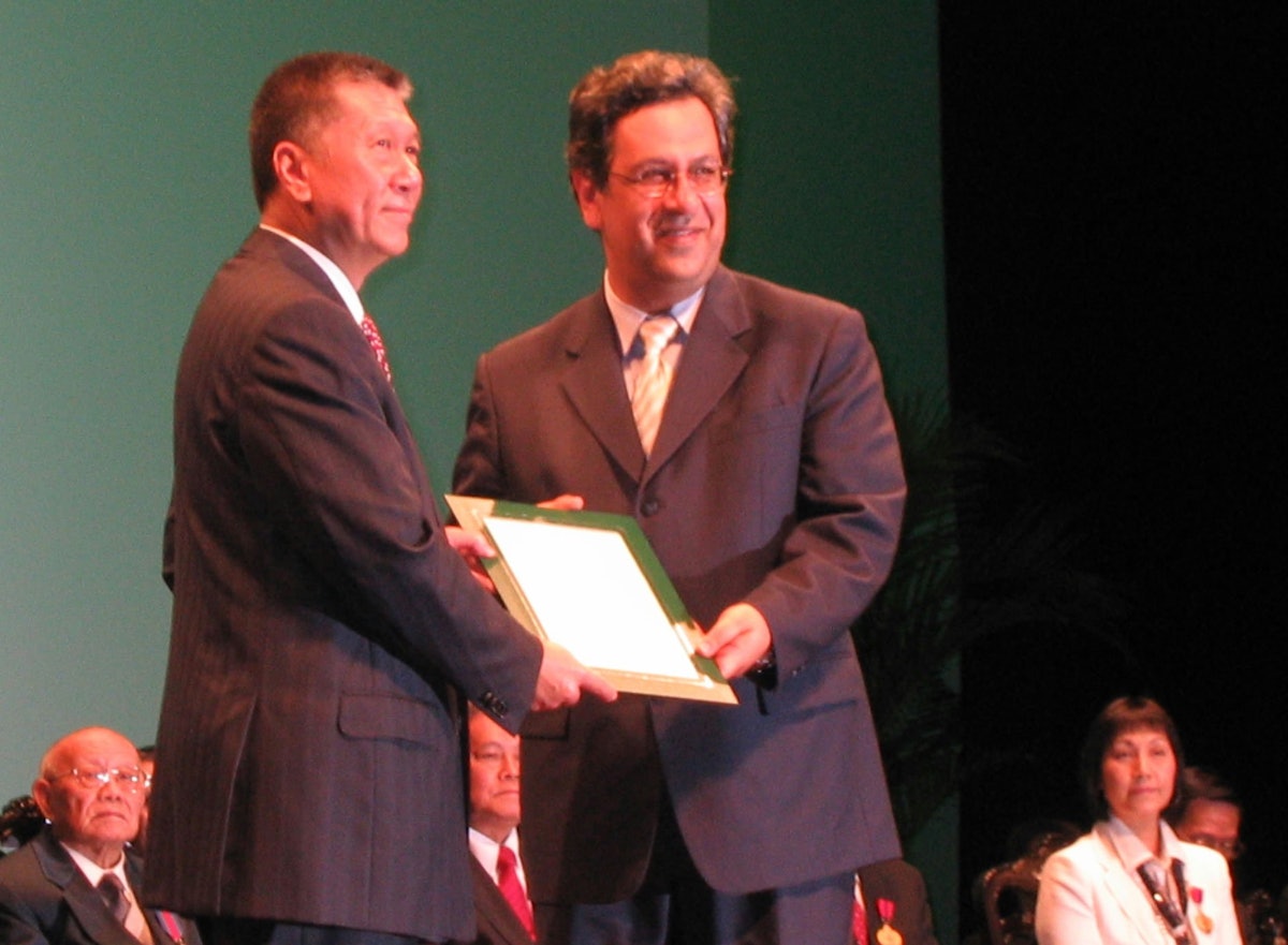 The Director receiving "The Honorific Title - Prestige" from the Chief Executive of Macau SAR, Mr. Edmund Ho Ha Wah.