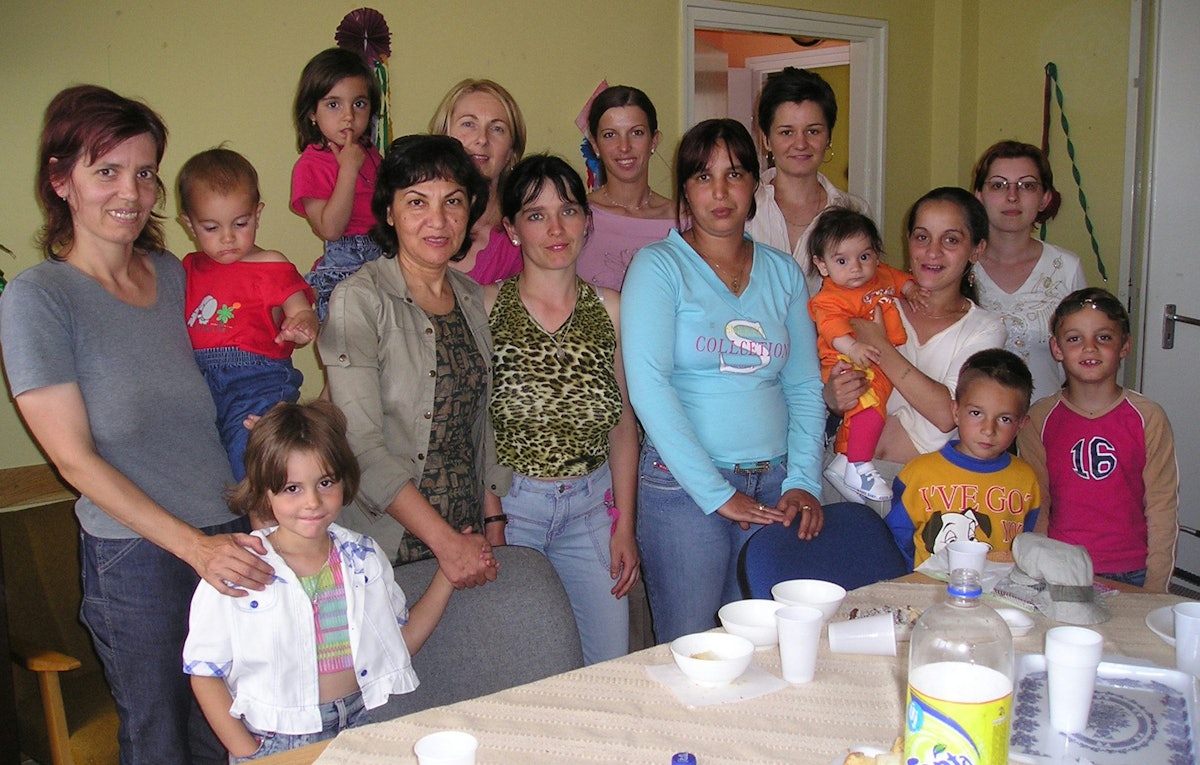 A group of mothers with their children in Jaszbereny, celebrating the completion of phase one of the project.