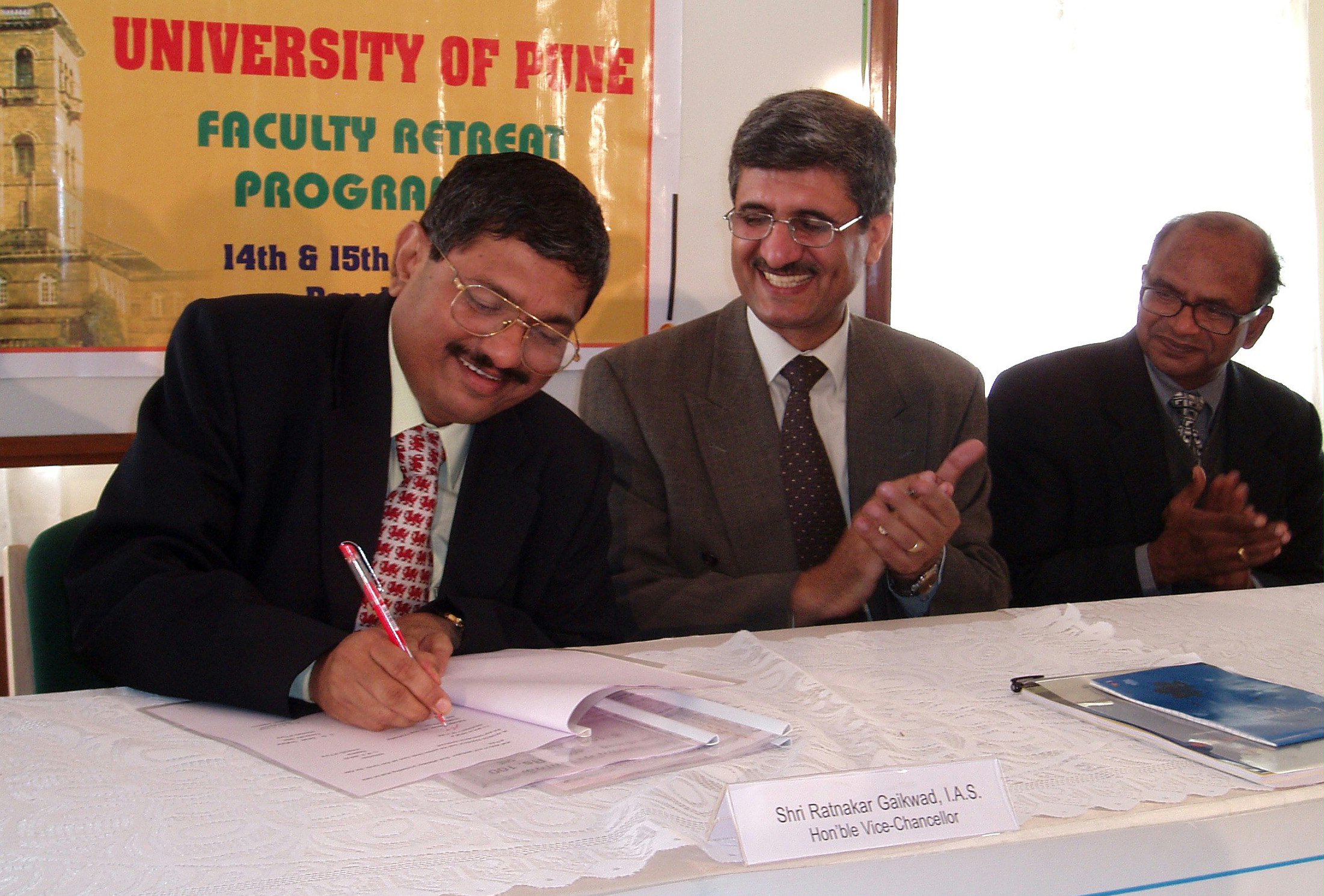 The Honorable Vice-Chancellor Mr. Ratnakar gaikwad signing the MoU.