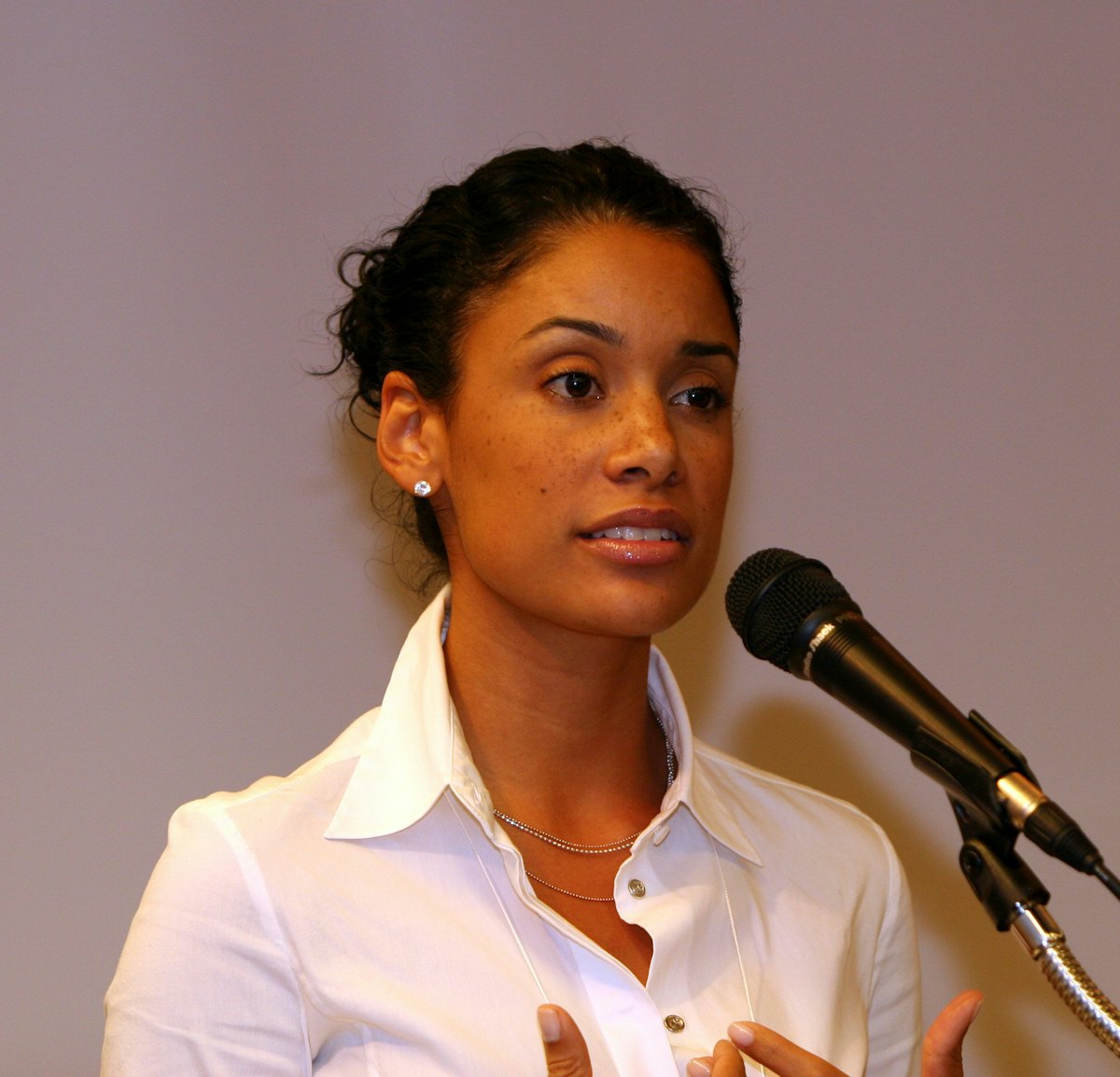 Camille Henderson gives a presentation on "Achieving Racial Unity: Walking the Spiritual Path with Practical Feet." Her talk was one of several at a breakout session on Race Unity and Intercultural Issues at the 30th annual Association for Baha'i Studies conference on 11 August 2006. (Photo by Courosh Mehanian)