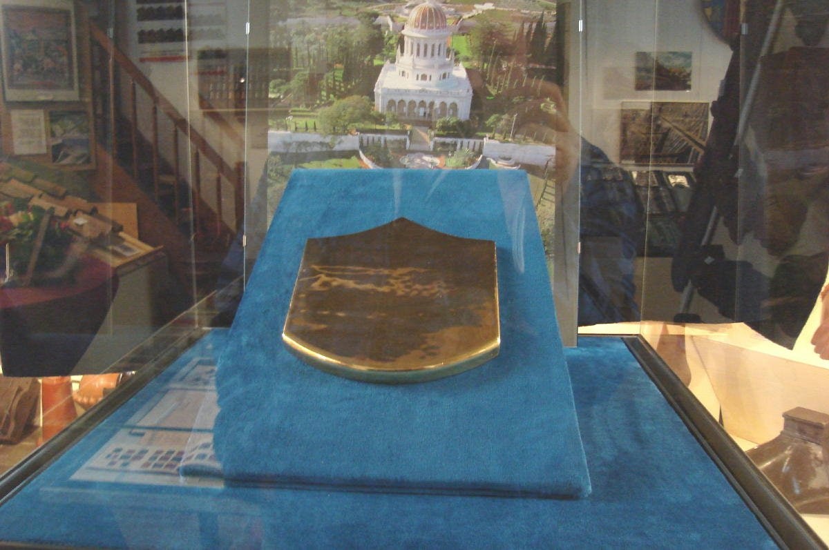 The tile is exhibited alongside a photo of the shrine, the construction of which was completed in 1953.