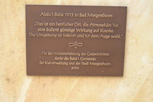 Esta es la inscripción del nuevo monumento.