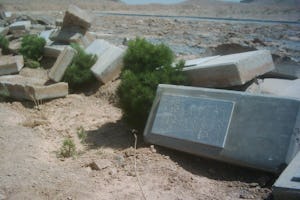 سنگ قبرهای مقابر بهائیان در قبرستان بهائیان در نجف آباد توسط بُلدوزری تخریب و روی هم انباشته شد. تخریب این مکان (که بهائیان آن را گلستان جاوید مینامند) بین ۹ و ۱۰ سپتامبر ۲۰۰۷ (برابر با ۱۸ یا ۱۹ شهریور سال ۱۳۸۶) صورت گرفت.