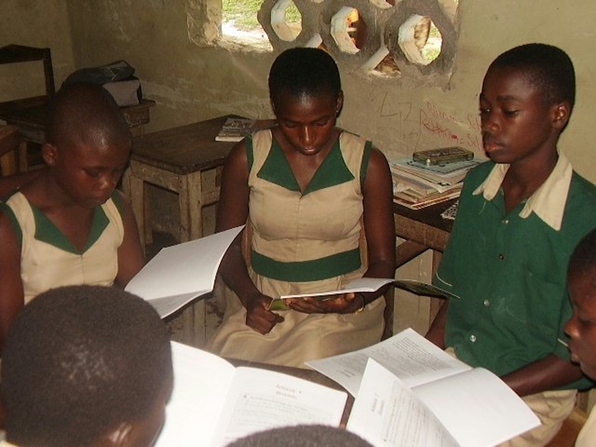 Students study "Enlightening the Hearts" materials at the Samreboi Catholic Junior Secondary School.