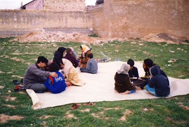 کلاسهای آموزشی در سهلآباد، محلهای خارج از شیراز، ایران.