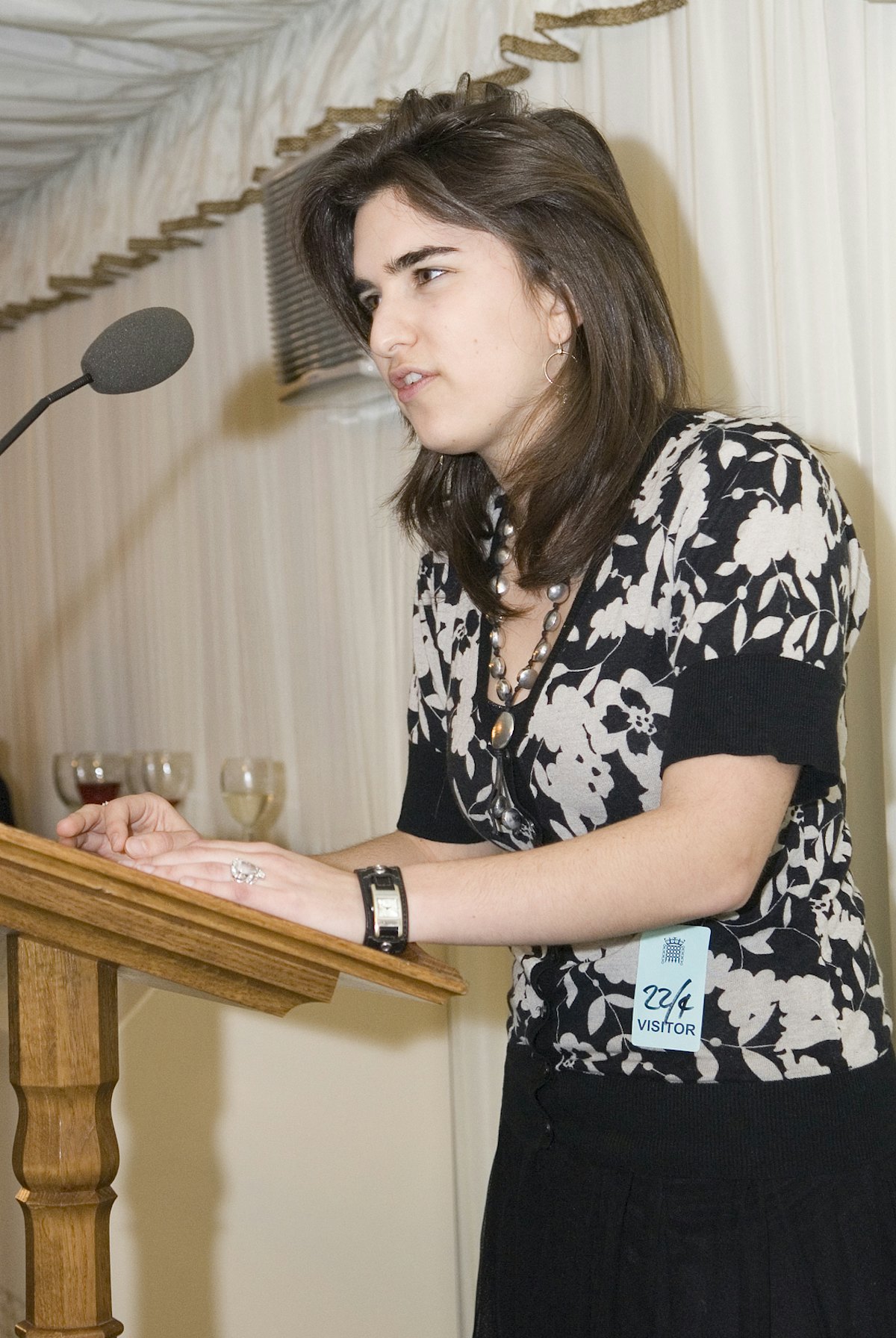 ژنا نیکُلاس، ۱۸ ساله، در مهمانی پارلمانی انگستان سخنرانی میکند. عکس از اندیشه اسلامبولی.