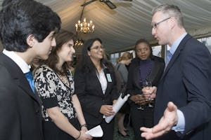 آقای لِمْبیت اُپیک، عضو پارلمان، با چهار سخنران در مهمانی دوستداران پارلمانی بهائیان، که در تاریخ ۲۲ آوریل ۲۰۰۸ (برابر با ۳ اردیبهشت ۱۳۸۷) برگزار شد، صحبت میکند. از چپ به راست: کالیس تهذیت، ژنا نیکُلاس، لاوینا هسَسینگ، و روت بندا. عکس از اندیشه اسلامبولی.