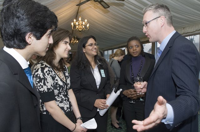 آقای لِمْبیت اُپیک، عضو پارلمان، با چهار سخنران در مهمانی دوستداران پارلمانی بهائیان، که در تاریخ ۲۲ آوریل ۲۰۰۸ (برابر با ۳ اردیبهشت ۱۳۸۷) برگزار شد، صحبت میکند. از چپ به راست: کالیس تهذیت، ژنا نیکُلاس، لاوینا هسَسینگ، و روت بندا. عکس از اندیشه اسلامبولی.