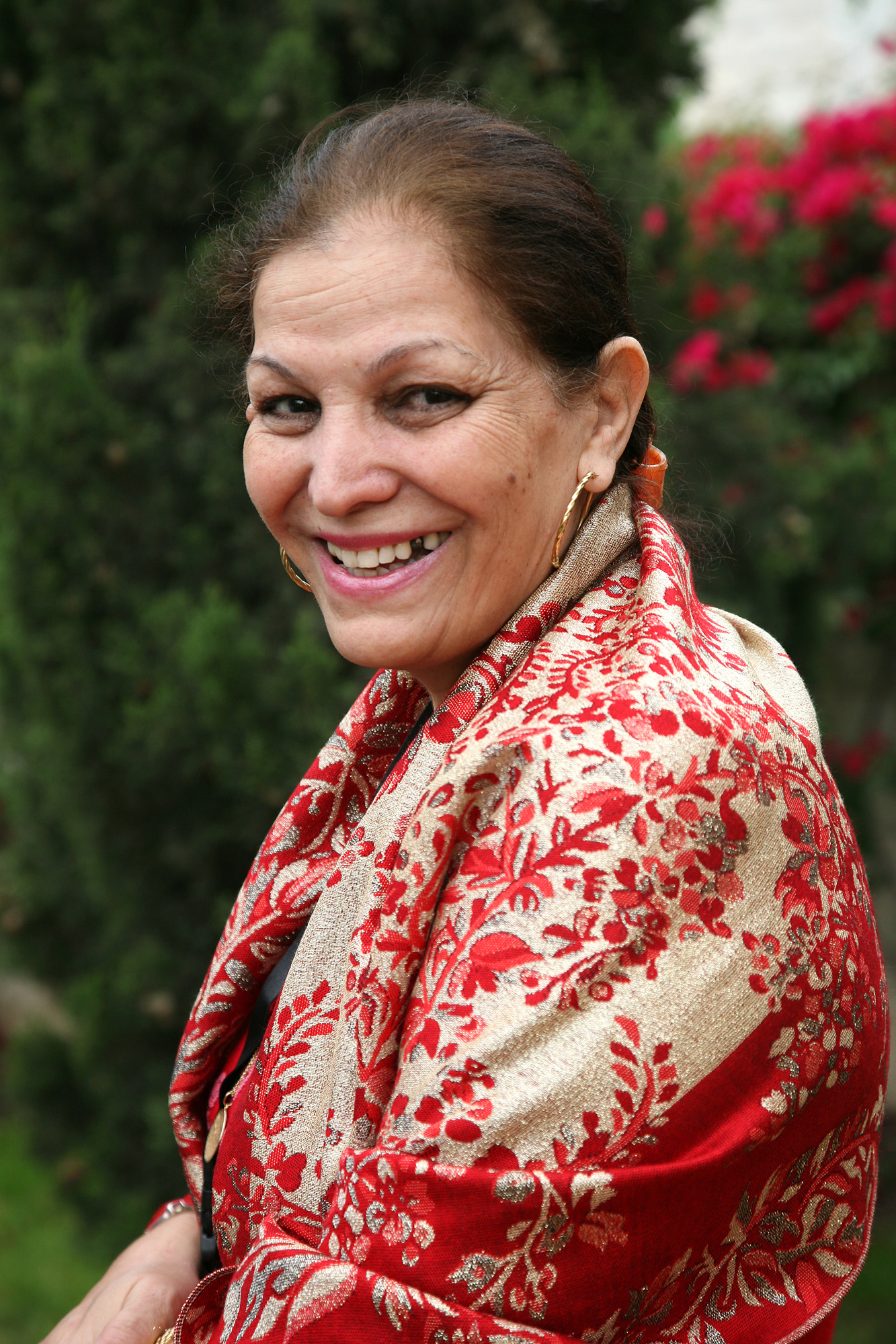 باغهای بهائی در شهر حیفا یکی از اولی محل‌هائی است که نمایندگان کانونشن از آن دیدن میکنند. این خانم نمایندۀ کشور پرتوریکو است.