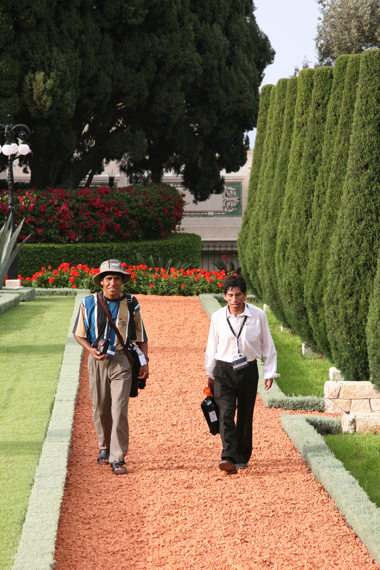 دو نماینده از کشور بولیوی در حال گردش در باغهای نزدیک به مقام اعلی (آرامگاه حضرت باب) واقع در کوه کرمل.