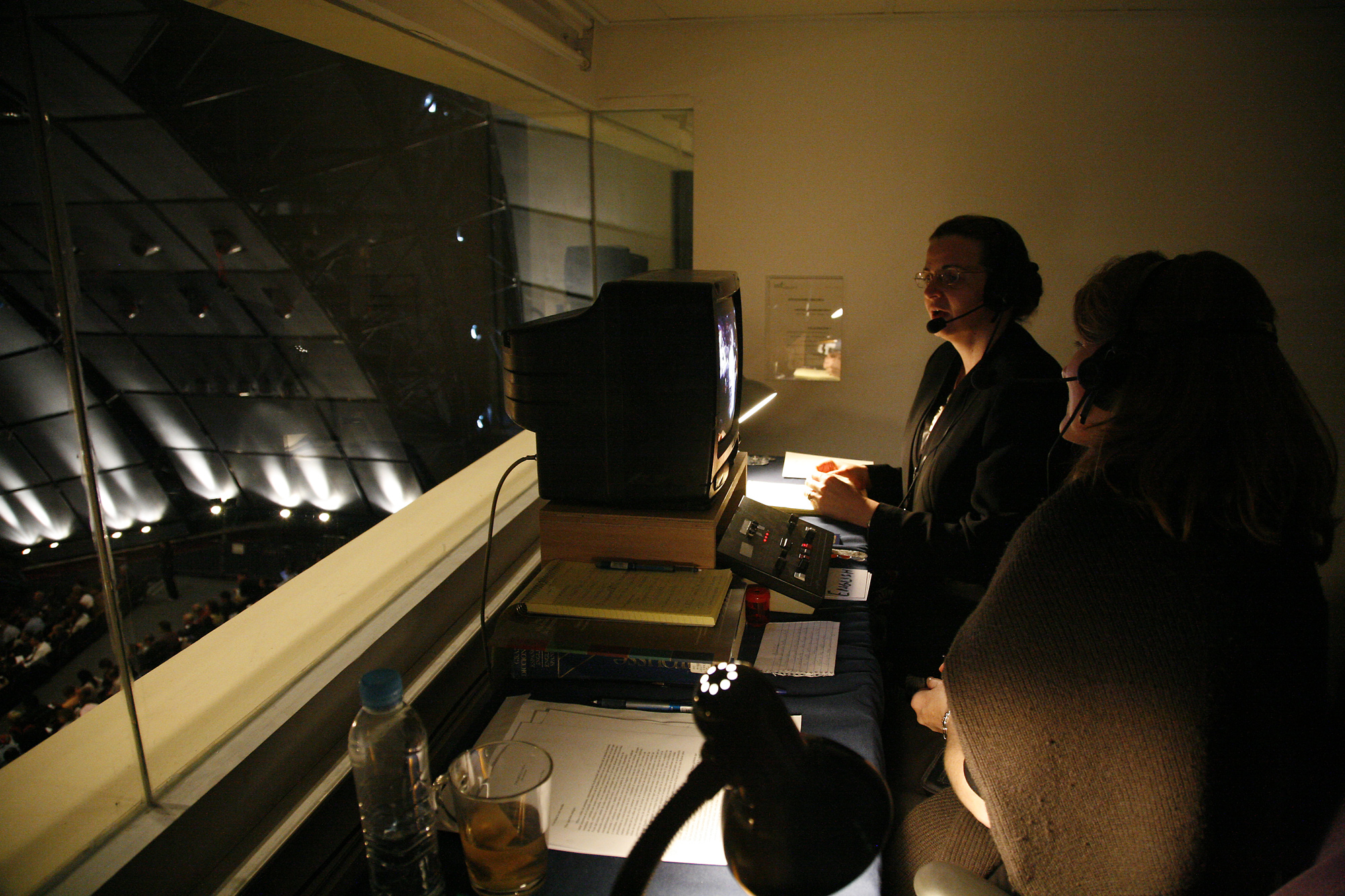 انگیسی زبان رسمی کانونشن بود که همزمان با آن مطالب، از طریق گوشیهای مخصوص، به زبانهای اسپانیولی، فرانسوی، و روسی ترجمه میشد.