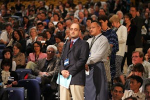 نمایندگان به نوبت می ایستند تا نظر خود را در مورد فعالیتهای اصلی بهائی در قاره های مختلف بیان کنند.