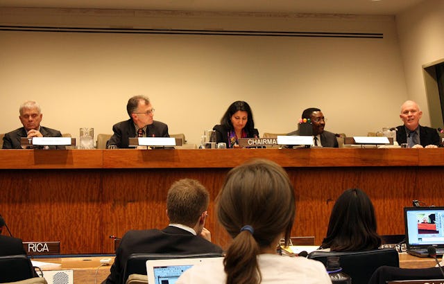 در تاریخ ۵ می ۲۰۰۸ (۱۶ اردیبهشت ۱۳۸۷)، در شهر نیویورک، جامعۀ بینالمللی بهائی مناظرهای دربارۀ تغیرات آب و هوا و تأثیرات آن در کشاورزیِ قارۀ آفریقا تشکیل داد. شرکتکنندگان از چپ به راست: دُوایْت اَلِن از دانشگاه اُلد دُمینیون، استیون کانِر از مؤسسۀ تحقیقات بینالمللی برای جامعه و امور جوّی در دانشگاه کلمبیا، بانی دوگال از جامعۀ بینالمللی بهائی، مادِسْت جاناتان مِرو از نمایندگی تانزانیا در سازمان ملل، و دان براون از دانشگاه ایالتی پنسیلوانیا.