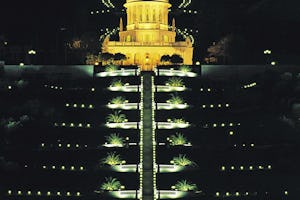 آرامگاه حضرت باب در شیب شمالی کوه کرمل در حیفا، اسرائیل، یکی از دو زیارتگاهی است که به فهرست میراث جهانی اضافه شد. هر سال نیم میلیون نفر از این مکان مشهور در حیفا بازدید میکنند.