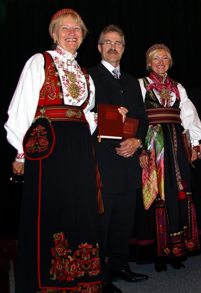 Britt Strandli-Thoresen, Kjell Austvoll, and Kitt Sanvik read excerpts from the Kitab-i-Aqdas during the ceremony at Beitostolen for the presentation of the Norwegian edition.