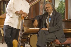 كيت ويليامز پيانيست و فيل موريسون نوازندۀ گيتار باس آهنگساز و تنظیم کنندۀ آهنگ «المپيك پكن، موفق باشى»