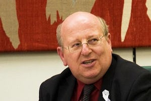 مايک گيپس، نمايندۀ مجلس عوام بريتانيا، در مراسم رونمائى جزوهاى در بارۀ حقوق بشر در ايران، که توسط مرکز سياست خارجى منتشر شده، سخنرانى مىکند. اين مراسم در روز بيست و پنجم نوامبر در لندن برگزار شد.