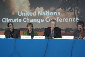 نمایندۀ بهائی، آقای پیتر اِدْریِنس، دومین نفر از سمت راست، در حال سخنرانی در سمیناری با عنوان «مسائل معنوی و باورهای اخلاقی که در اجرای راهکار بالی (Bali Roadmap) باید با آن روبرو شد». سخنرانان دیگر، از چپ به راست، آقای دِین اسکات از دانشگاه مونتانا در شهر مازولا، خانم پترا شاکِرْت از دانشگاه ایالتی پنسیلوانیا، و آقای برنارد ماکی از دانشگاه ملّی استرالیا.