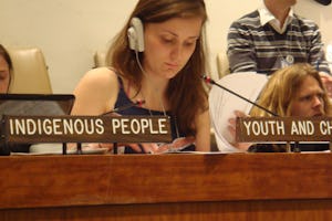 الیشیا کوندال ، یک جوان ١٩ ساله، و یکی از شش نمایندۀ جامعۀ جهانی بهائی در اجلاس کمیسیون امسال بود.