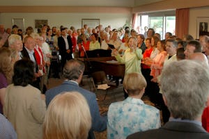 گروه های کر مسیحی و بهائی آهنگ های مختلفی برای صدها نفر از حضّار اجرا نمودند.