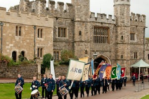 جمع نمایندگان وارد ویندسور کسل می شوند تا در جلسه ای که به میزبانی اتّحادیۀ ادیان و حفظ منابع طبیعی (ARC) و برنامۀ توسعۀ ملل متّحد انجام می شود، شرکت کنند. (عکس های اهدایی ARC/ریچارد استون هاوس)