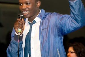 یکی از اعضای 'تئاتر مردم' هنگام اجرای برنامۀ روز حقوق بشر توسط گروه در مرکز بهائی ملّی آلمان. این گروه اغلب سخنرانی هایی برای جوانان دارد که روش هایی برای کنار آمدن با ناسازگاری در مدارس نشان می دهند.