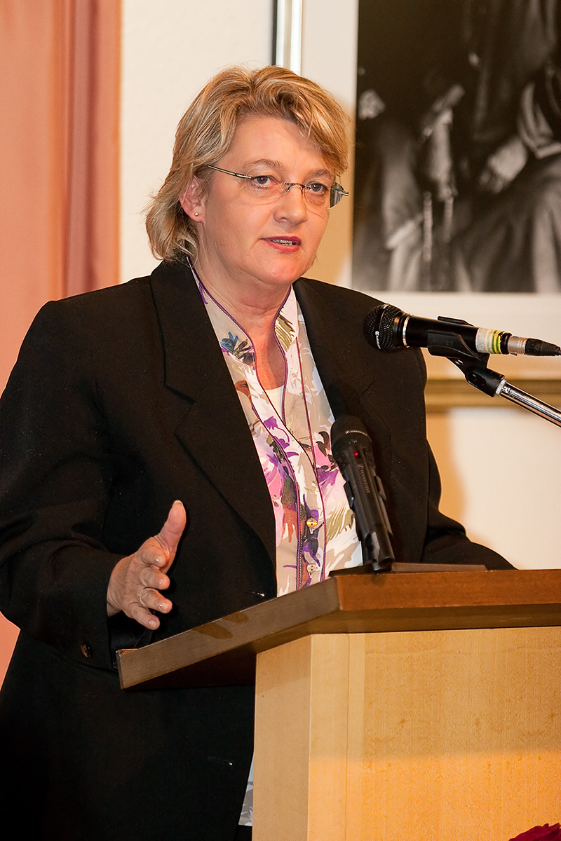 Kordula Schulze-Asche, chairwoman of the Green Party in the German federal state of Hesse, voiced concern over human rights violations in Iran. “The Baha'i House of Worship is itself an architectural monument to human rights, since different religions come into contact here,” she said.