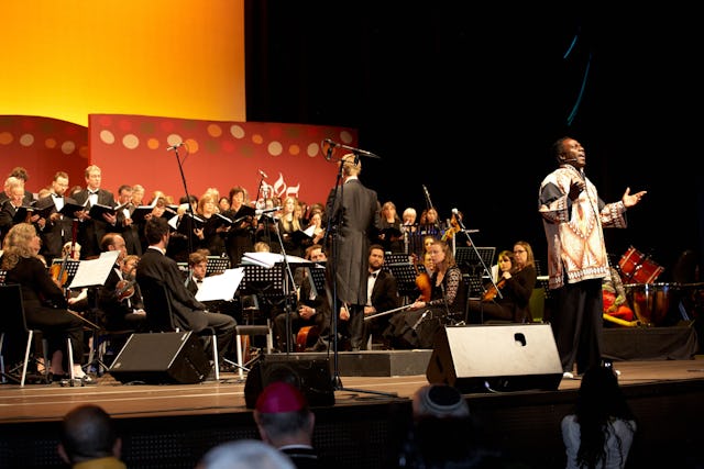 گرى استرلينگ در مراسم افتتاح اجلاس اديان قطعه اى را از آثار حضرت بهاءالله خواند. (عکسها از ريچل دير)