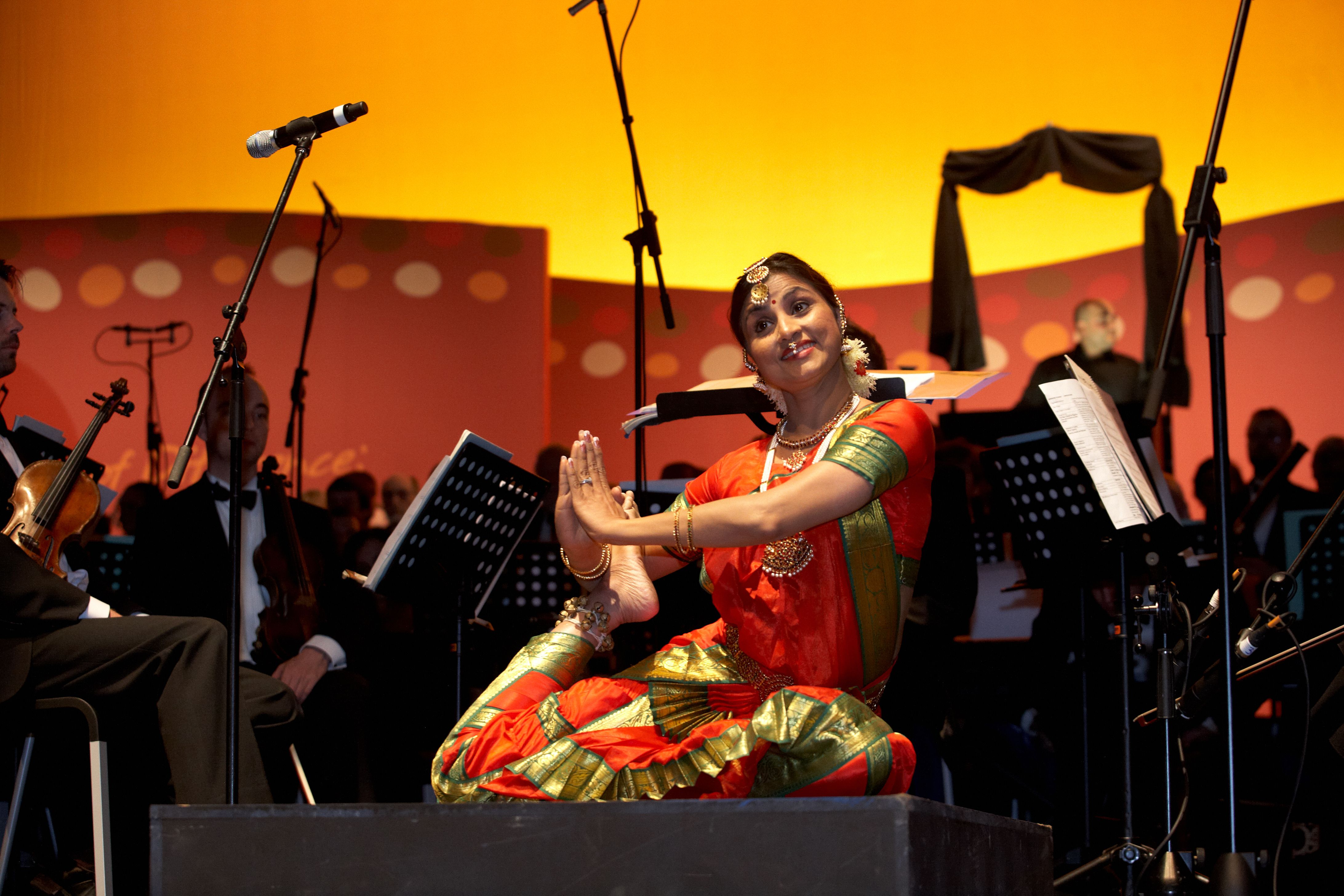 سنتهاى مختلف مذهبى در بخش هاى هنرى اجلاس ارائه شد.