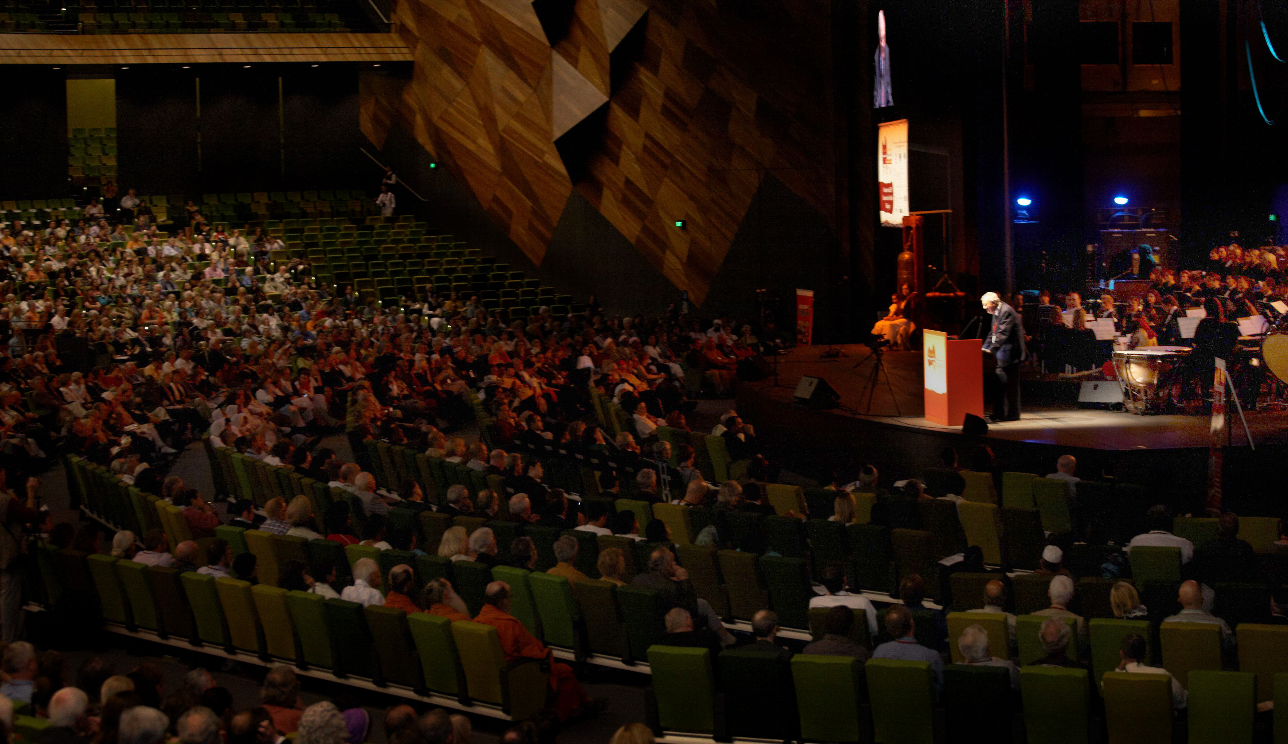 بيش از ۵۰۰۰ نفر در اجلاس اديان جهان شرکت کردند.