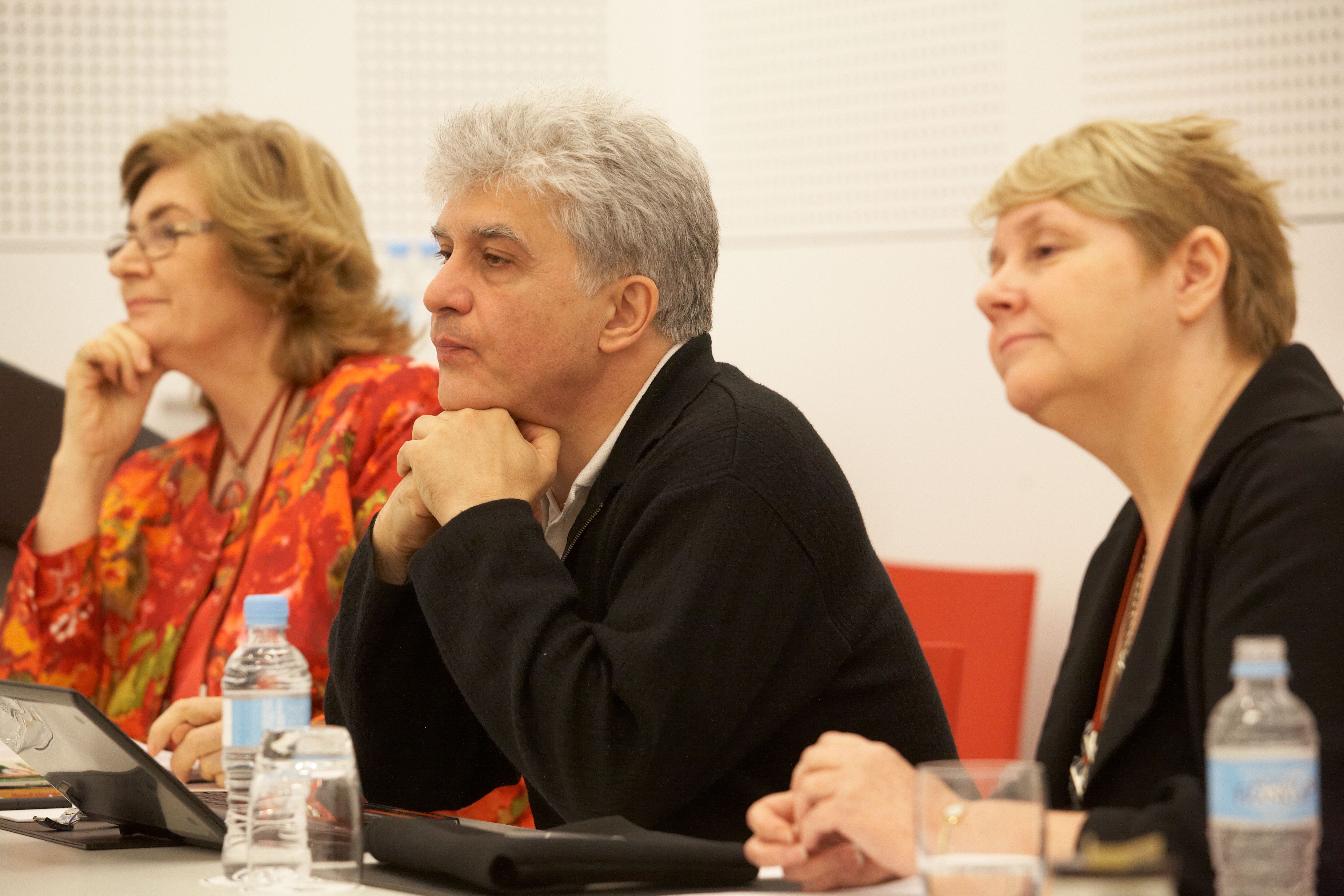 موژان مؤمن، وسط، و وندى مؤمن، راست، از بريتانيا، در يکى از جلسات پارلمان اديان پيرامون ساختارى که براى استقرار صلح، هماهنگى اجتماعى و عدالت مورد نياز است سخنرانى کردند.