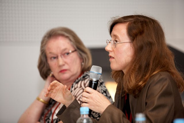 دکتر ناتالى مبينى عضو جامعۀبهائيان استراليا در اجلاس اديان جهان که در ملبورن برگزار شد سخنرانى کرد. اين جلسه به کشمکش ها و آزار مذهبی در میانمار، تایلند و ایران اختصاص داشت. نفر سمت چپ دکتر هلن جيمز، استاد دانشکاه ملى استراليا سخنران ديگرى در اين جلسه بود.