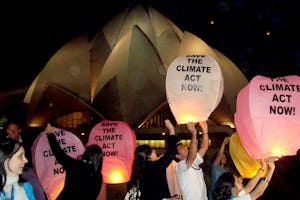 جمعى از فعالان محيط زيست در هند، به عنوان نشانهاى از اميد براى موفقيت اجلاس تغييرات اقليمى در کپنهاگ، دوهزار چراغ سازگار با محيط زيست را در آسمان شب بر فراز معبد بهائى در دهلى نو روشن کردند. نمايندگان اديان مختلف در اين مراسم، که روز ۱۹ آذر (۱۰ دسامبر) توسط سازمان جهانى صلح سبز برگزار شد، شرکت کردند.