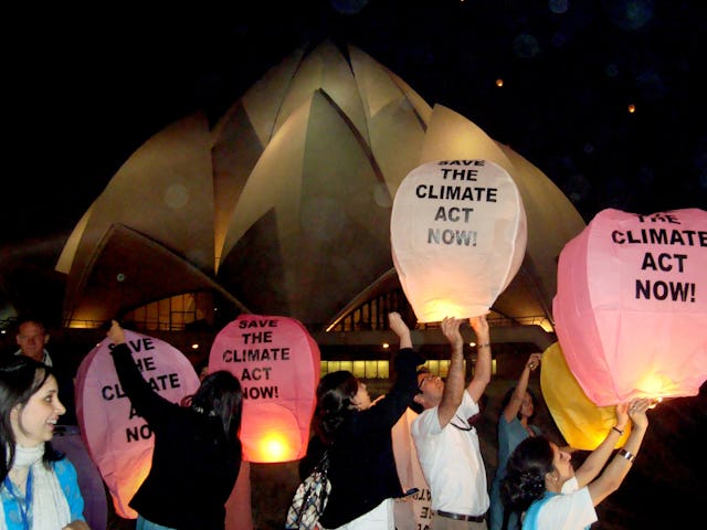 In India, in a gesture of hope for progress at the Copenhagen Climate Change Conference, environmental activists released 2,000 eco-friendly lanterns into the evening sky above the Baha’i House of Worship in New Delhi. Representatives of different faith communities participated in the ceremony, which was organized by Greenpeace. The event in New Delhi was held on 10 December.