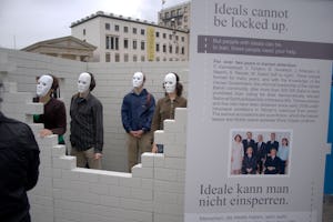 در برلن آلمان سلولی مشابه زندان ايران در دروازۂ تاريخی برندنبورگ برپا شد تا توجه مردم را به رهبران زندانی بهائيان ايران جلب کند.