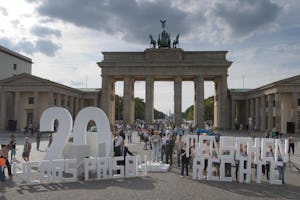 حدود ٤٠٠ نفر از جمله تعداد زیادی از مدافعان حقوق بشر روز یکشنبه با شرکت در رویدادی در دروازۀ تاریخی براندنبورگ برلین خواستار آزادی هفت رهبر بهائی ایران شدند که هركدام ابتدا به ٢٠ سال زندان محکوم شده بودند.