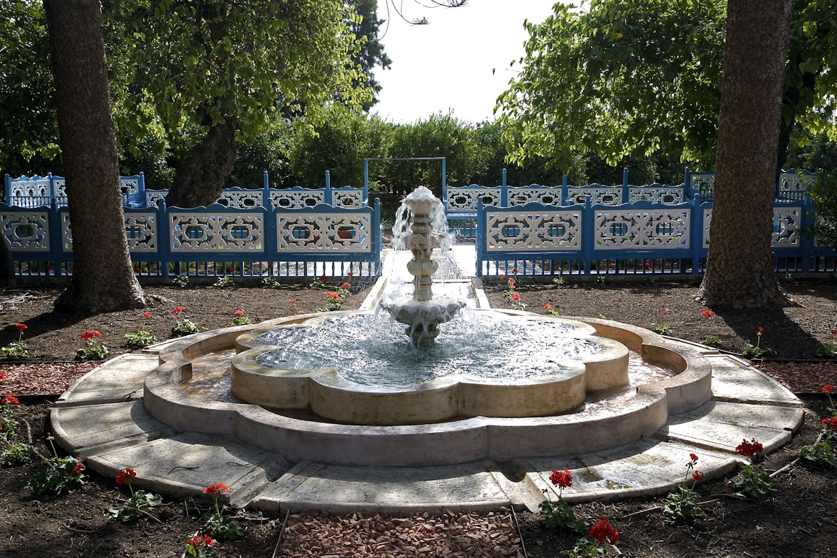 حدود دو کیلومتری جنوب شرق شهر تاریخی عکا، باغ رضوان –که برای حضرت بهاءالله ساخته شد – به صورت جزیره و به شکل اوليۀ خود بازسازی شده است. در مرکز باغ چشمه‌ای است که آب آن به نهر کنار باغ می‌ريزد.