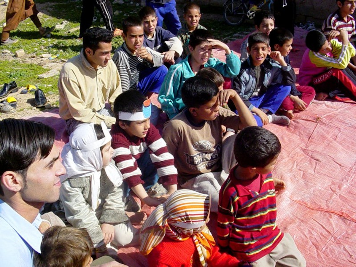 : یکی از کلاس‌هایی که برای جوانان کتسبس، حومۀ شیراز در ایران ترتیب داده می‌شد.