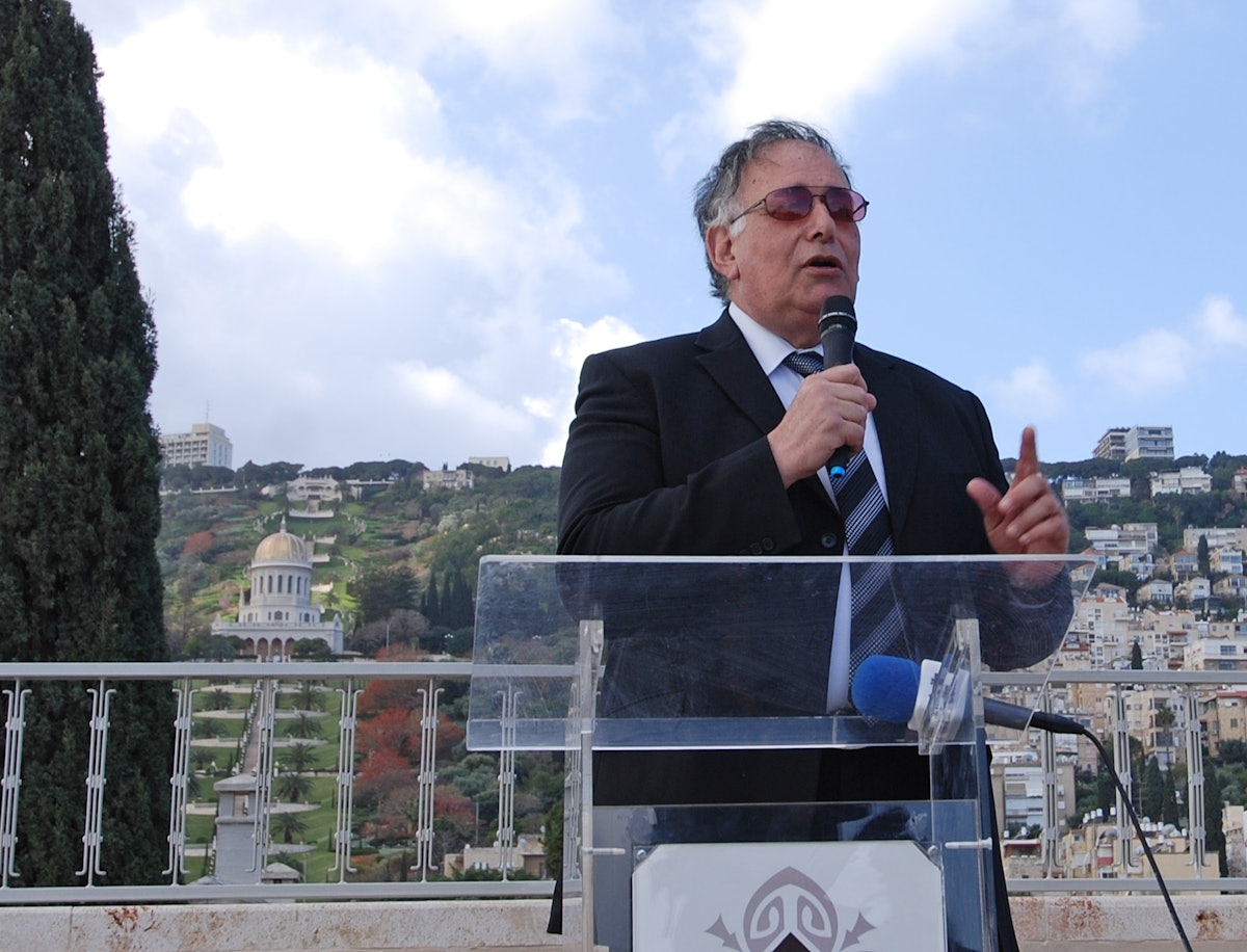 شهردار حيفا، يونا ياهاو، خطاب به مهمانانی که به مناسبت پايان طرح بازسازی مقام دعوت شده بودند گفت:« اين رويداد در اين شهر، در اسرائيل و در حقيقت در تمام جهان منحصر به فرد است.» عکس: مرکز جهانی بهائی. حقوق محفوظ