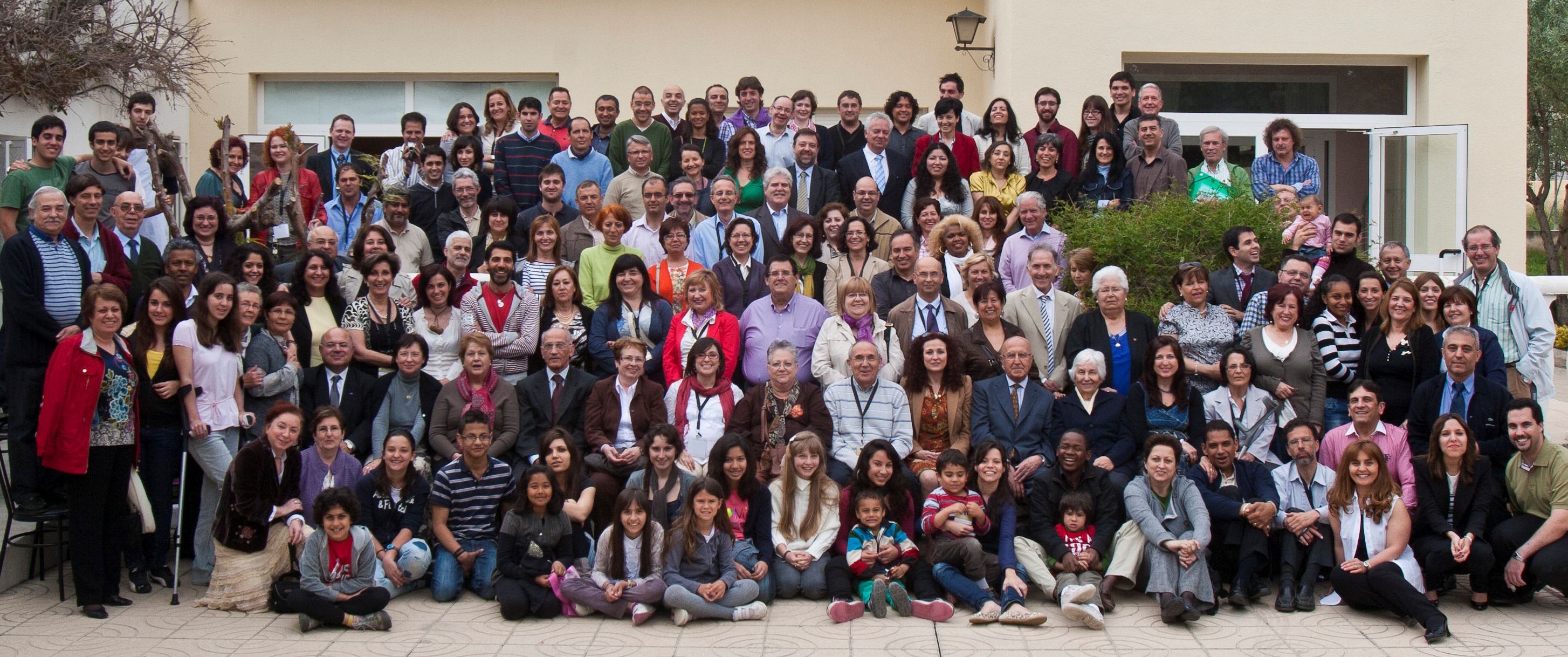نمایندگان و بازدیدکنندگان، در پنجاهمين همایش ملّی جامعۀ بهائی اسپانیا که در لیریای والنسیا ۲۹ آوریل تا ۱ مه ۲۰۱۱ برگزار شد، جمع شدند.