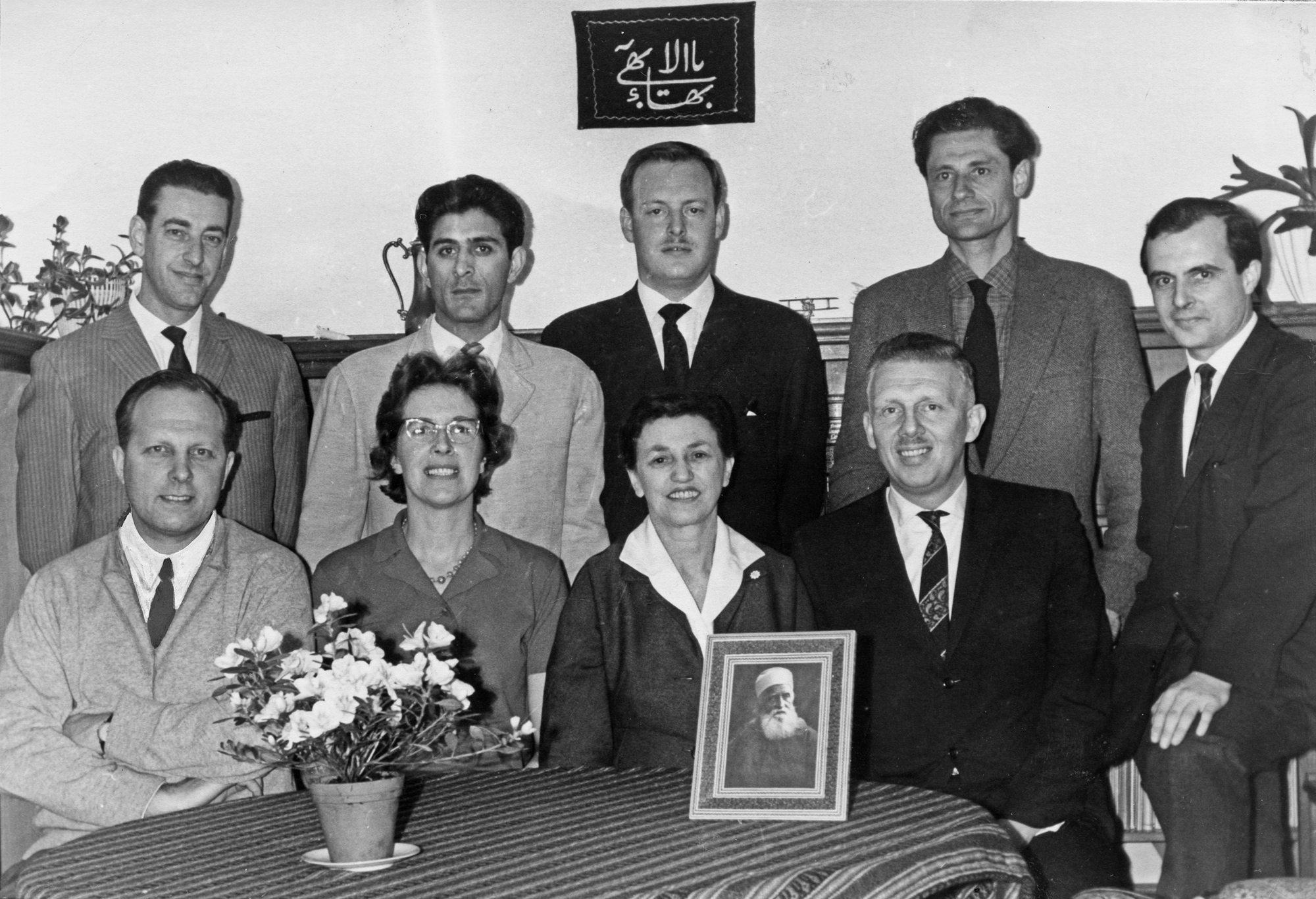 اعضای اولین محفل روحانی ملّی بهائیان هلند که همراه ۱۰ محفل دیگر در اروپا برای اولین بار در آوریل ۱۹۶۲ انتخاب شد. گانتر ویتن، یکی از دو عضو آن محفل که هنوز در قید حیات هستند، اولین نفر ایستاده از سمت راست است.