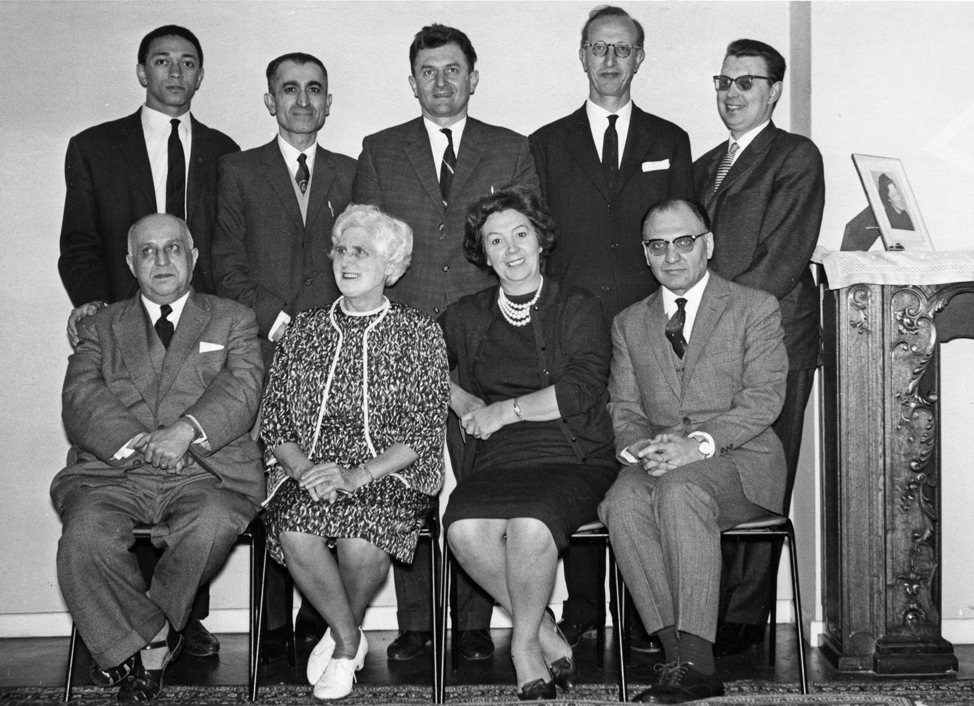 اعضای اولین محفل روحانی ملّی بهائیان بلژیک که در آوریل ۱۹۶۲ انتخاب شد. همایش ملی در مرکز بهائی نوسازی شدۀ بروکسل برگزار شد. یکی از رویدادهای مهم همایش جمع آوری مبلغی برای شرکت در تکمیل اولین مشرق الاذکار بهائی اروپا بود که در آن زمان در نزدیکی فرانکفورت آلمان در دست ساخت بود.