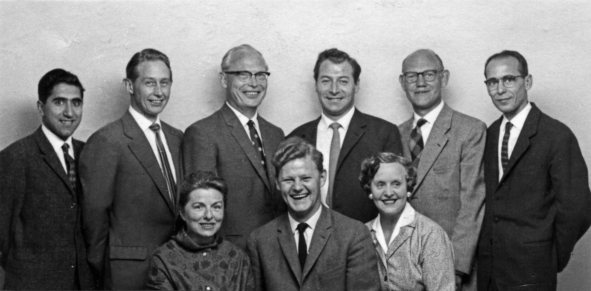 ۹ عضو اولین محفل روحانی ملّی بهائیان دانمارک که در آوریل ۱۹۶۲ انتخاب شد. در یک گزارش خاطره انگیز از همایش ملّی شرح داده شد که چطور «احساسات همۀ حاضران از این ساعاتِ جالب توجه در سیر تکاملی نوع بشر به غليان آمده بود.»