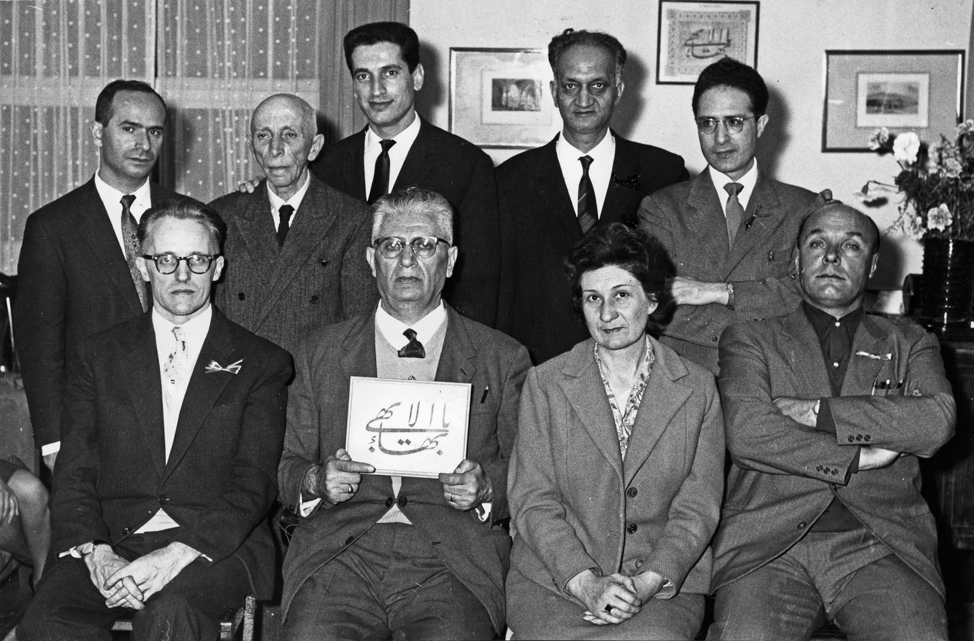 اعضای اولین محفل روحانی ملّی بهائیان ایتالیا که در آوریل ۱۹۶۲ انتخاب شد. همایش ملّی در رم برگزار شد. گفتگوها شامل انتشار آئین بهائی در ساردینیا و سان مارینو بود، ۱۰۰۰ دلار نیز برای اتمام اولین مشرق الاذکار بهائی اروپا که در آن زمان در نزدیکی فرانکفورت آلمان در دست ساخت بود، جمع آوری شد.