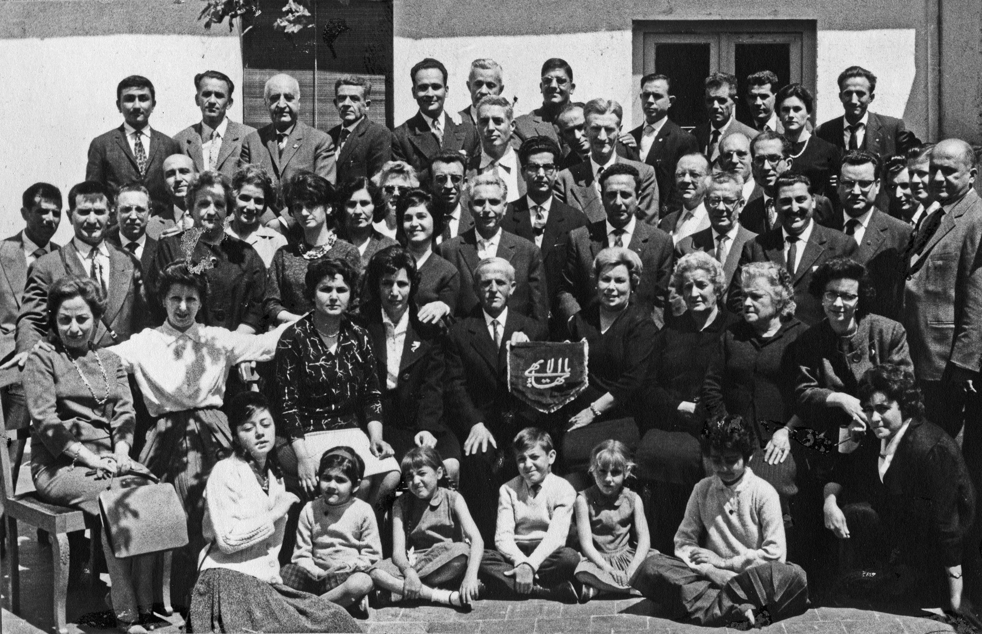 یک عکس دسته جمعی از اولین همایش ملّی بهائیان اسپانیا که در آوریل ۱۹۶۲ در مادرید برگزار شد. برای اولین بار یک کتاب بهائی چاپ اسپانیا با مجوّز دولت به فروش گذاشته شد. آن همایش همچنین پیام تبریکی از ویرجینیا اوربیسون، یک زن آمریکایی که ۱۵ سال پیش اولین بهائی ساکن اسپانیا بود، دریافت کرد.