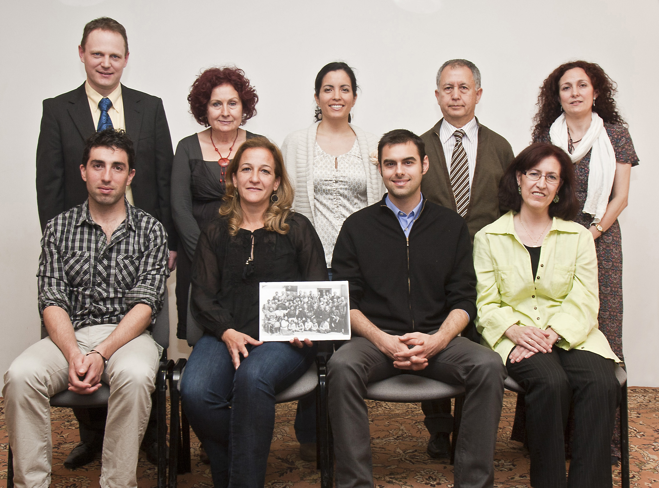 محفل روحانی ملّی تازه انتخاب شدۀ بهائیان اسپانیا، همراه عکسی دسته جمعی از اولین همایش ملّی بهائی اسپانیا که در آوریل ۱۹۶۲ در مادرید برگزار شد.