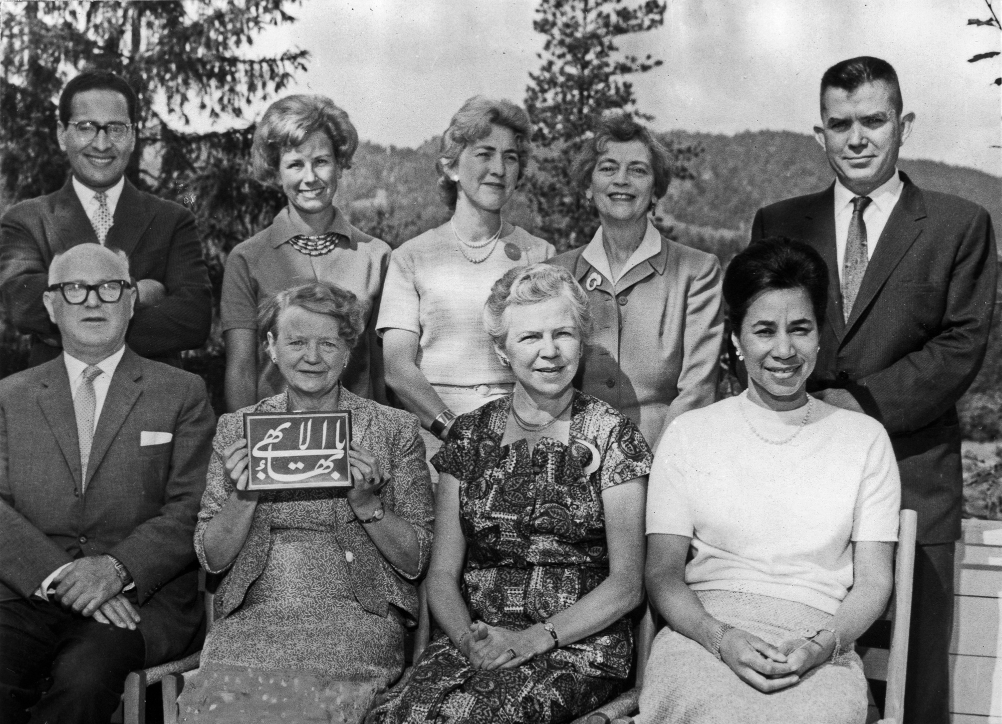 اعضای اولین محفل روحانی ملّی بهائیان نروژ که برای اولین بار در آوریل ۱۹۶۲ انتخاب شد. شرکت کنندگان آن همایش ملّی به قبر جوآنا شوبارت، «مادر جامعۀ بهائی نروژ»، ادای احترام کردند.