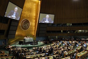 چشم اندازی از تالار مجمع عمومی سازمان ملل متحد هنگام برگزاری پنجمین نشست از نوزدهمین جلسۀ کمیسیون توسعۀ پایدار، ۱۱ مه ۲۰۱۱. لازلو بوربلی، وزیر محیط زیست و جنگل های رومانی و رئیس کمیسیون، روی صفحه نمایش است. عکس سازمان ملل توسط پائولو فیلگوئیراس.