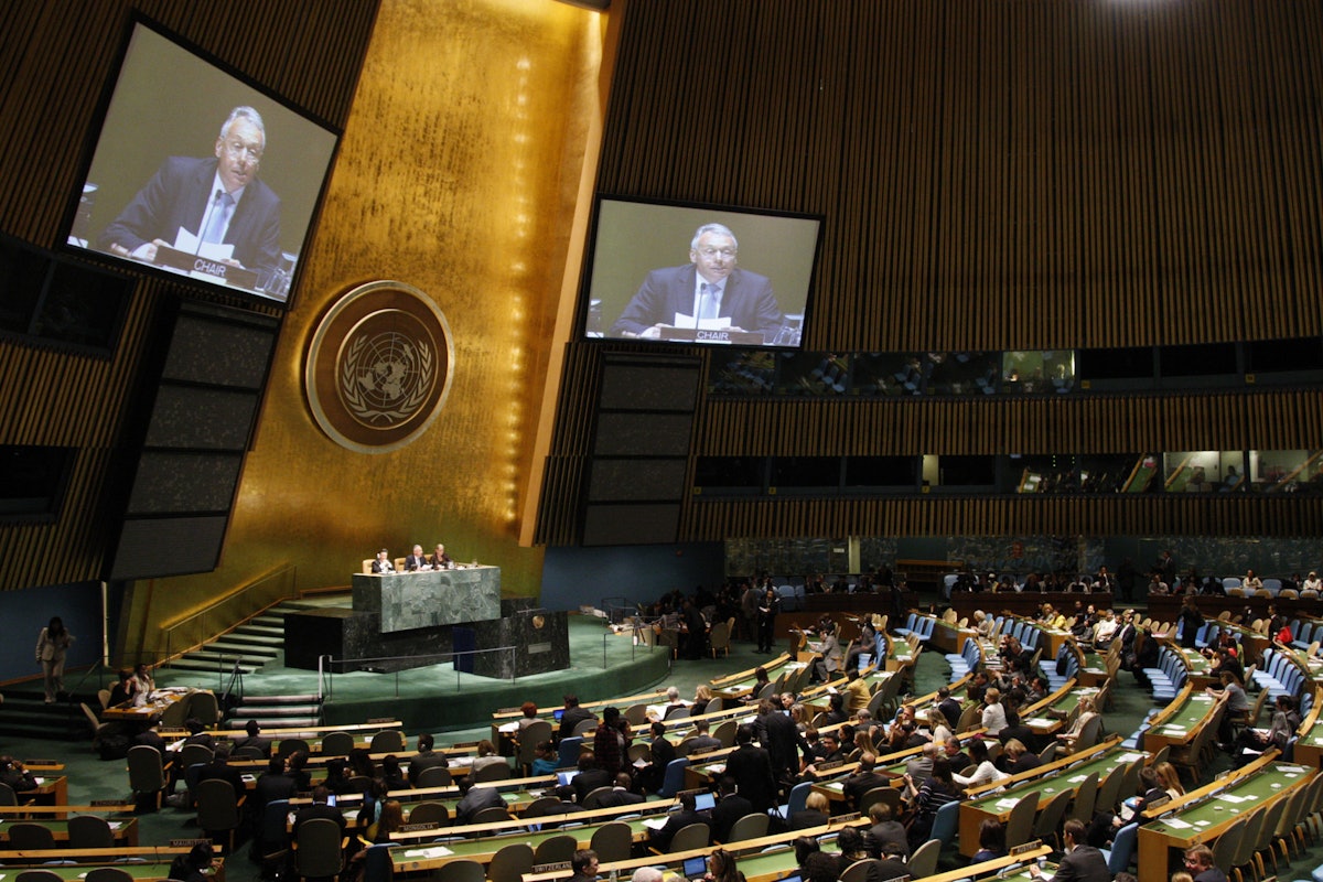 چشم اندازی از تالار مجمع عمومی سازمان ملل متحد هنگام برگزاری پنجمین نشست از نوزدهمین جلسۀ کمیسیون توسعۀ پایدار، ۱۱ مه ۲۰۱۱. لازلو بوربلی، وزیر محیط زیست و جنگل های رومانی و رئیس کمیسیون، روی صفحه نمایش است. عکس سازمان ملل توسط پائولو فیلگوئیراس.
