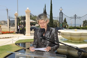 ایرینا بوکووا، دبیر کل یونسکو، در حال سخنرانی در مراسمی در ورودی باغ های بهائی در حیفا در ۲۹ مه ۲۰۱۱. این مهمانی به مناسبت گشایش میدان رواداری و صلح یونسکو، درست در مقابل باغ ها، در بالای مجتمع تاریخی تمپلر آلمانی حیفا، برگزار شد. خانم بوکووا با اشاره به اعلامیۀ یونسکو گفت: «اگر جنگ ها در ذهن انسان ها آغاز می شود، در ذهن انسان هاست که باید استحکامات صلح ساخته شود.»